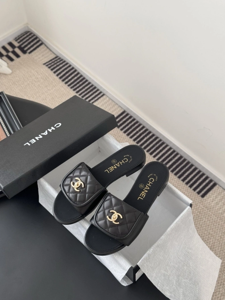 Versatile Chxnxl Slippers 118883