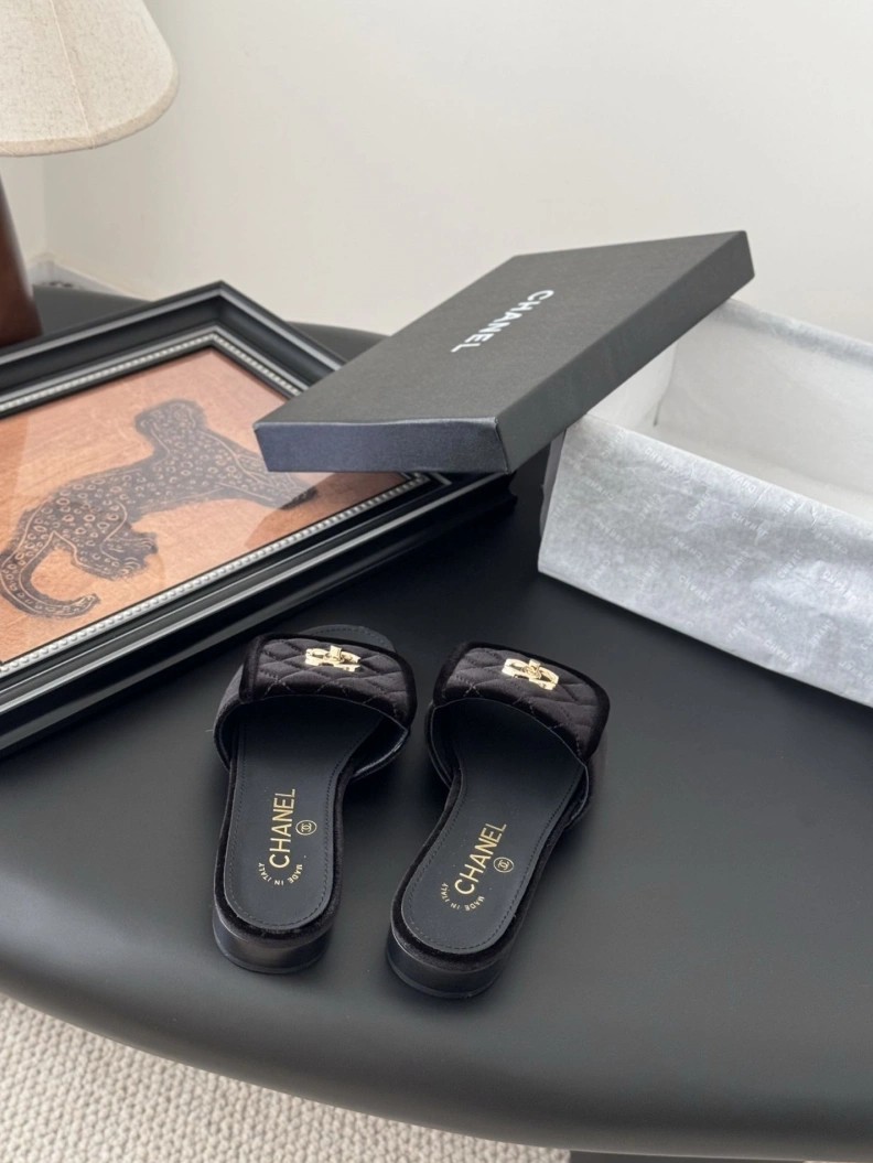 Resilient Chxnxl Slippers 118884