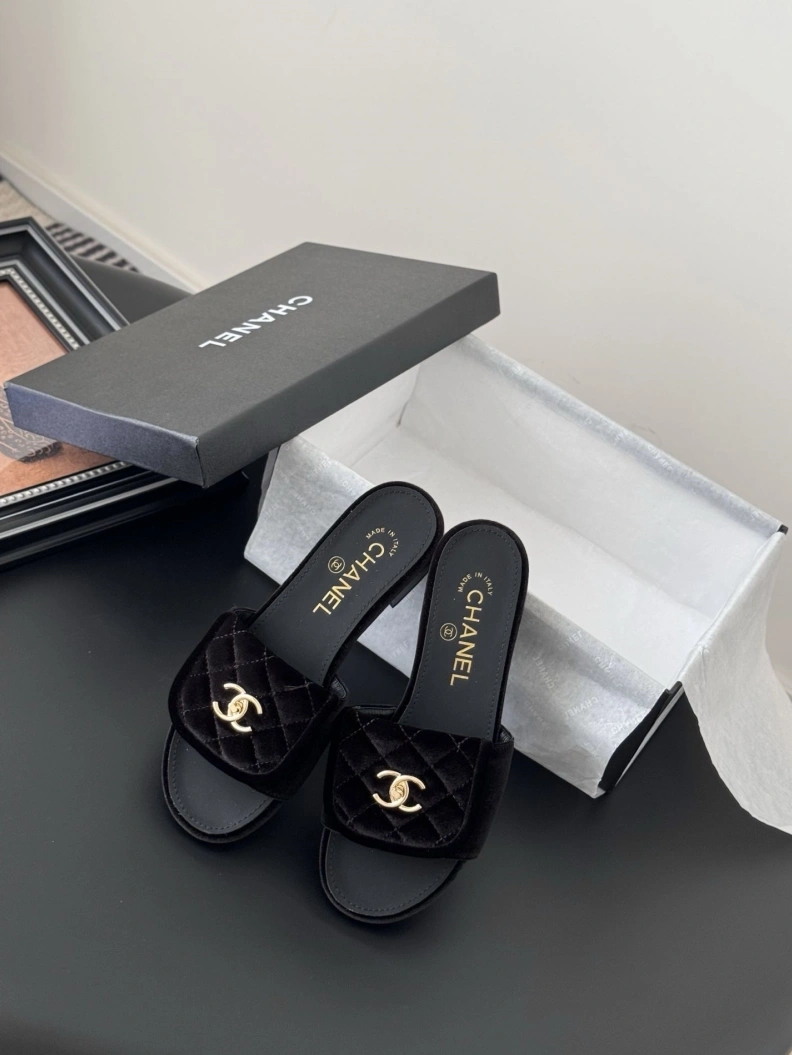 Resilient Chxnxl Slippers 118884