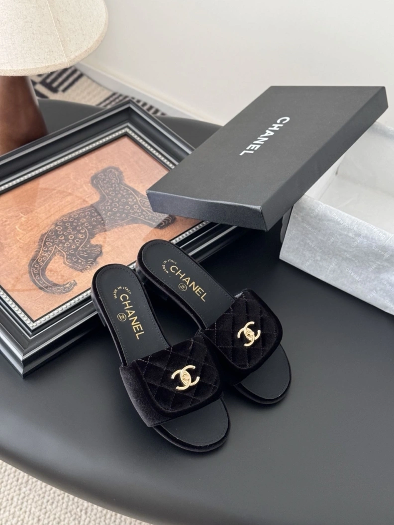 Resilient Chxnxl Slippers 118884