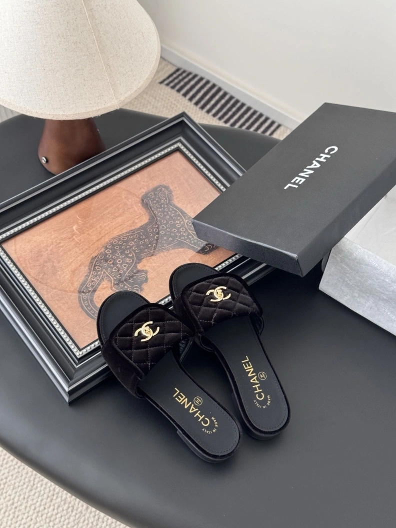 Resilient Chxnxl Slippers 118884