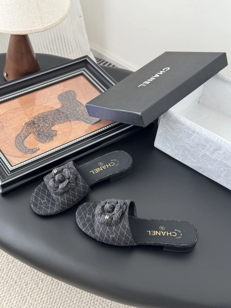 Compact Chxnxl Slippers 118876