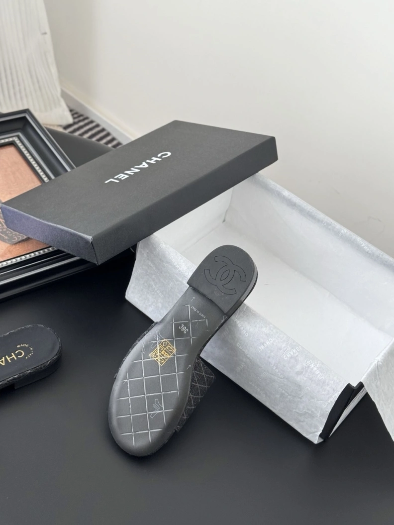 Compact Chxnxl Slippers 118876