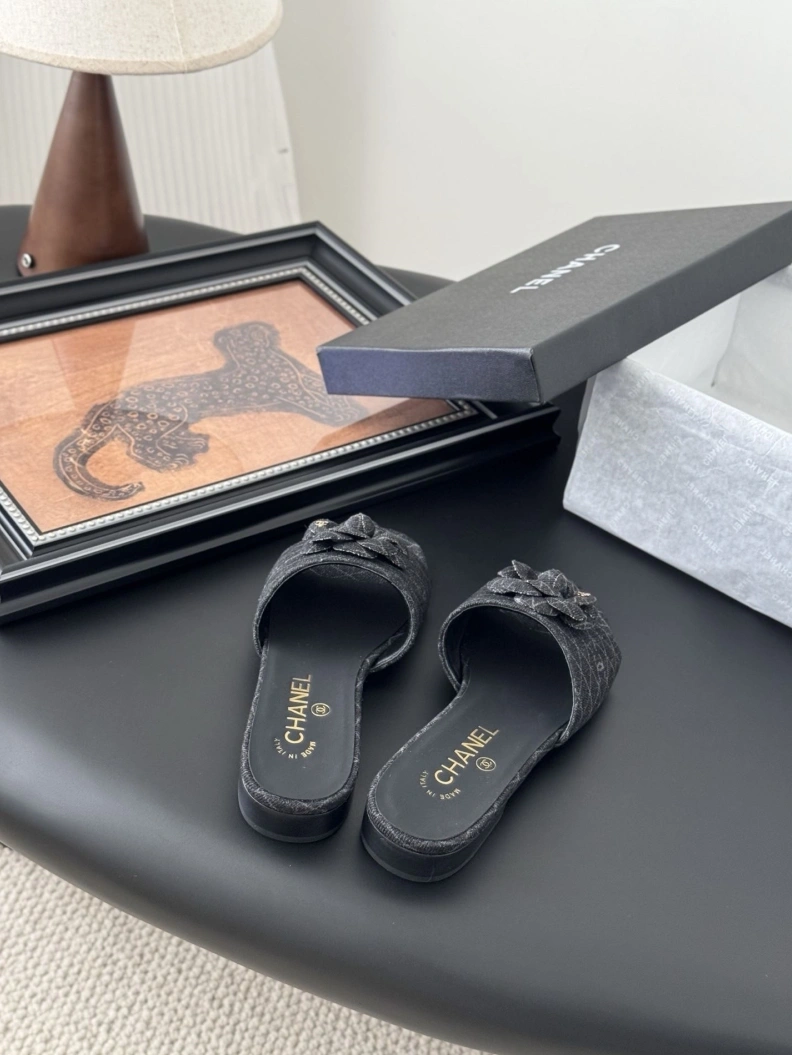Compact Chxnxl Slippers 118876