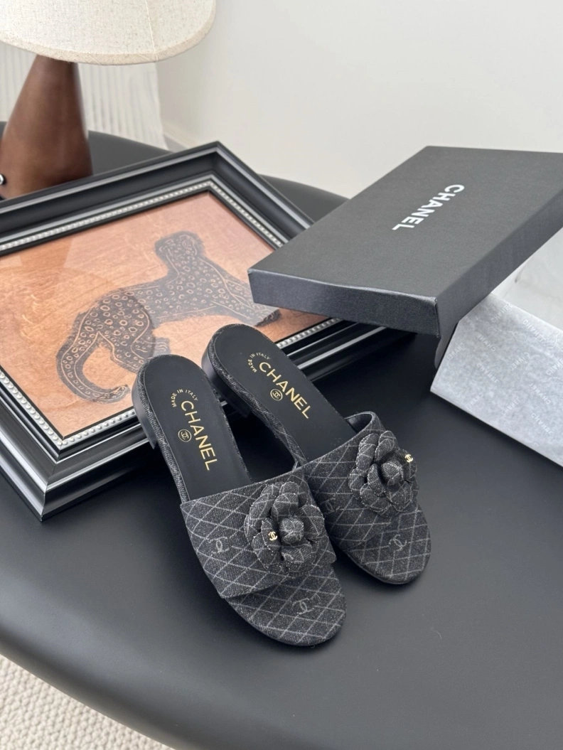 Compact Chxnxl Slippers 118876