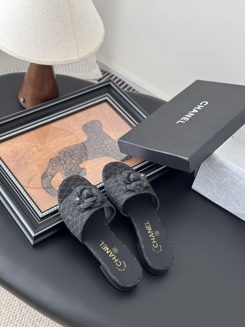 Compact Chxnxl Slippers 118876
