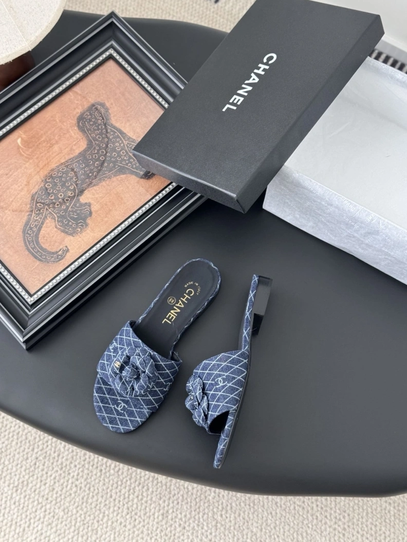 Unique Chxnxl Slippers 118878