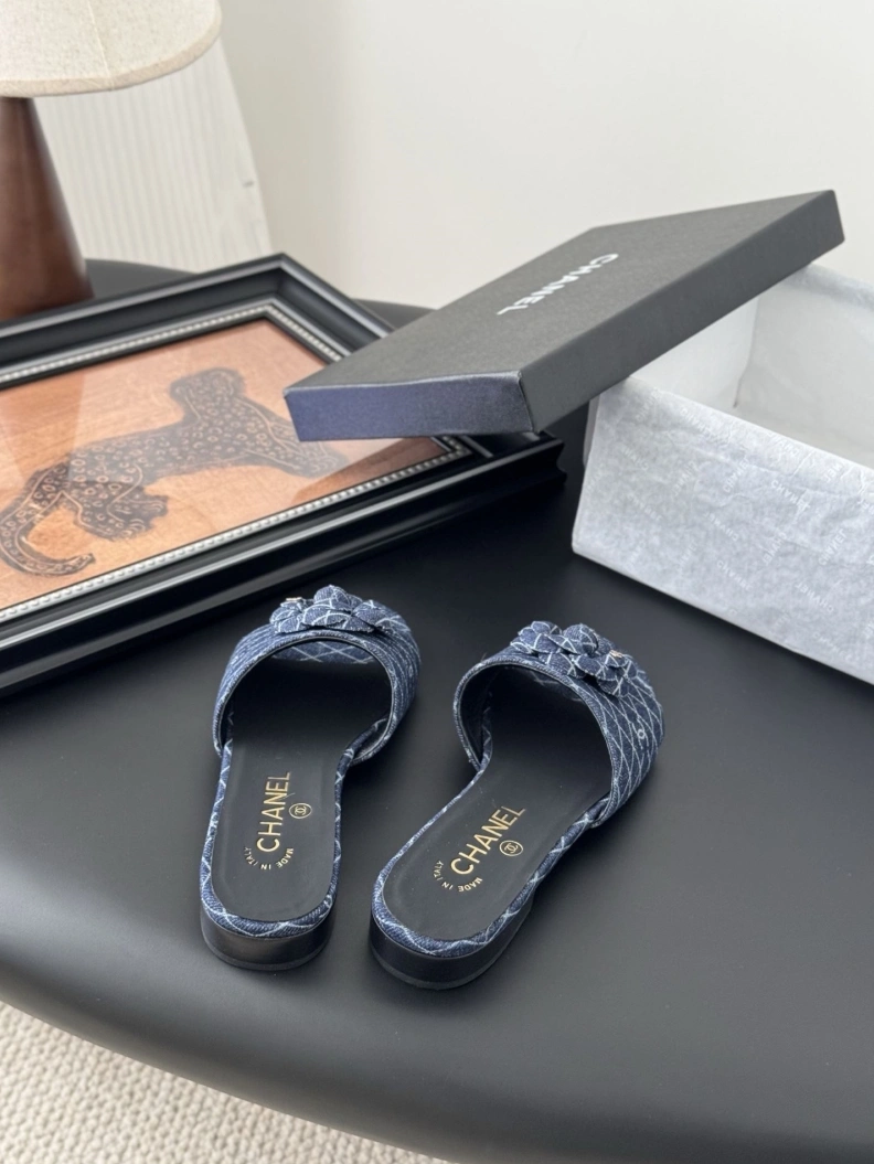 Unique Chxnxl Slippers 118878