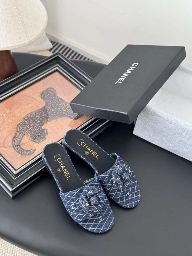 Unique Chxnxl Slippers 118878