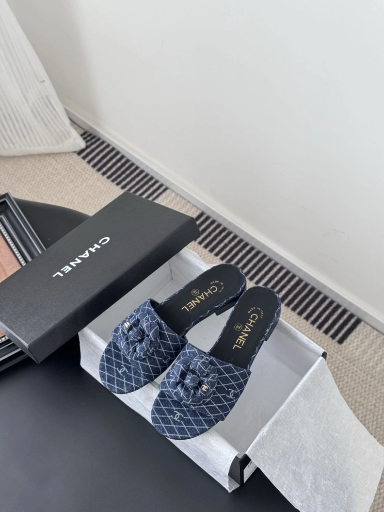 Unique Chxnxl Slippers 118878