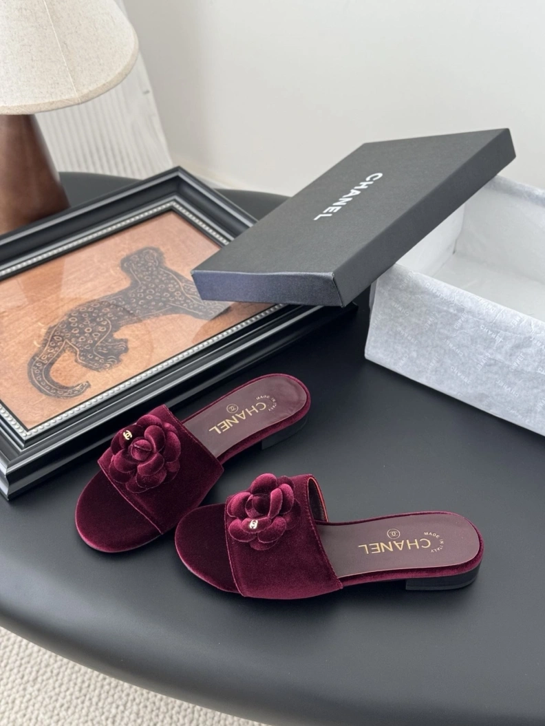 EyeCatching Chxnxl Slippers 118874