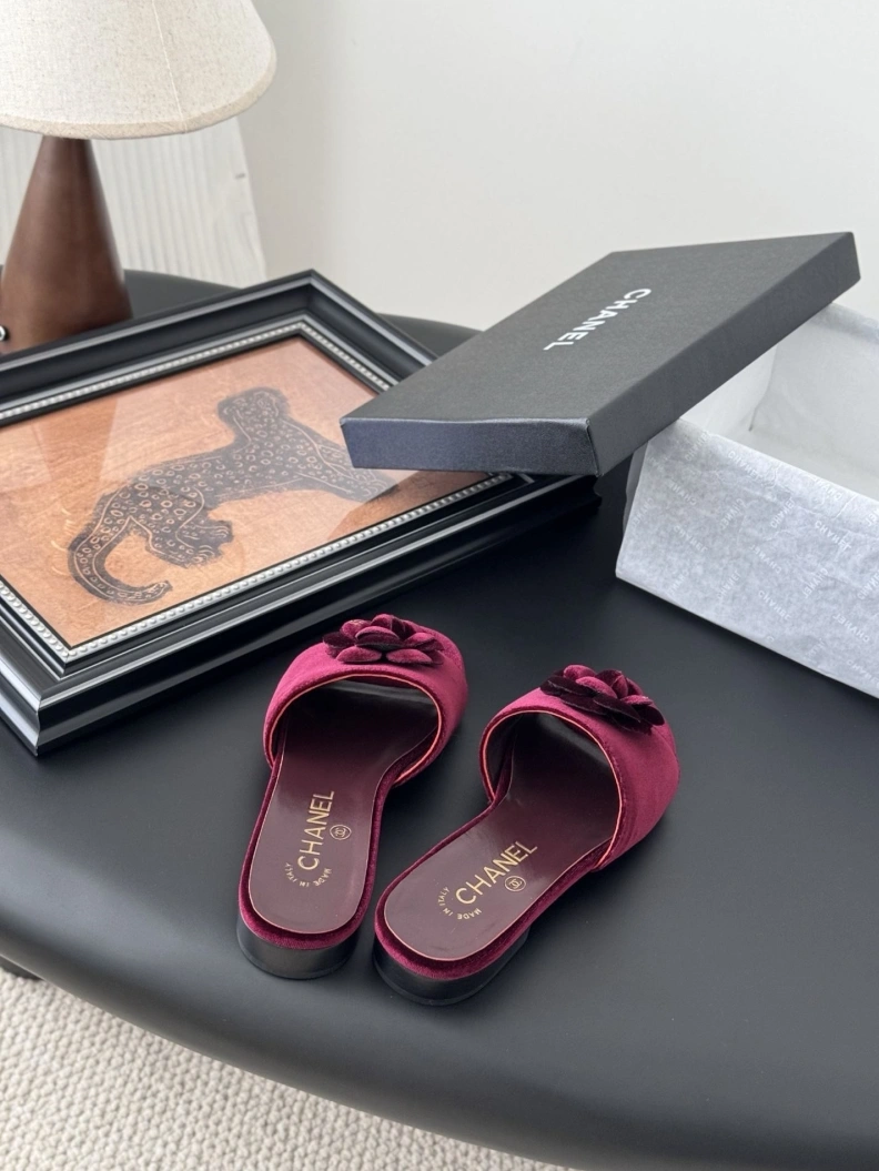 EyeCatching Chxnxl Slippers 118874