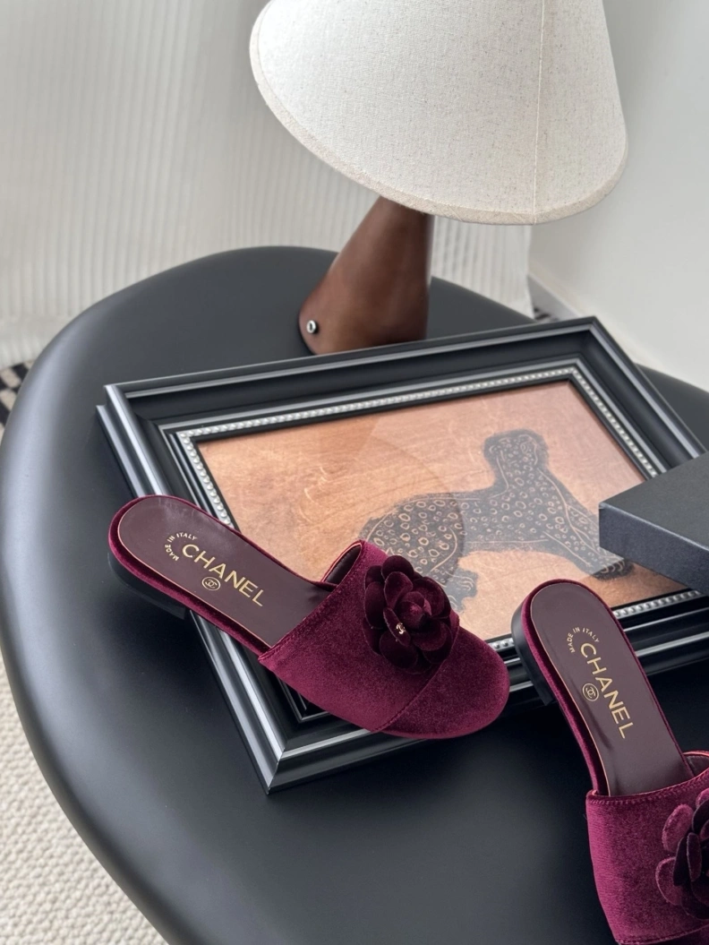 EyeCatching Chxnxl Slippers 118874