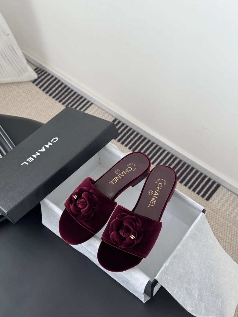 EyeCatching Chxnxl Slippers 118874