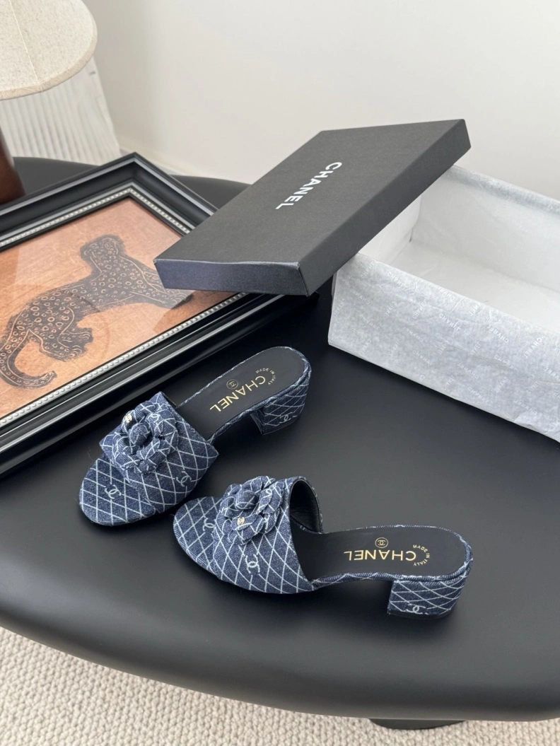 Vibrant Chxnxl Slippers 118877