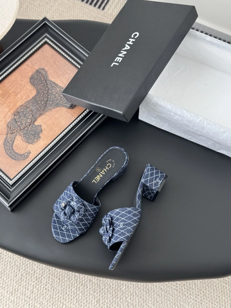 Vibrant Chxnxl Slippers 118877