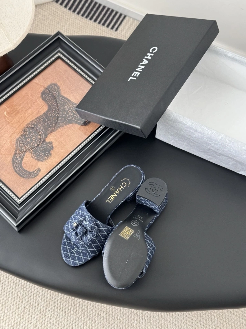 Vibrant Chxnxl Slippers 118877