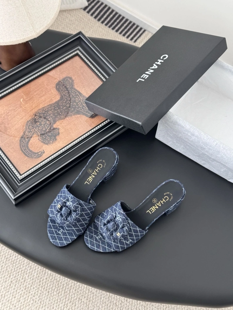 Vibrant Chxnxl Slippers 118877