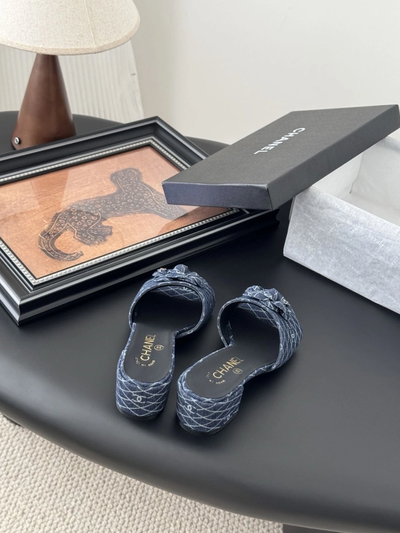 Vibrant Chxnxl Slippers 118877