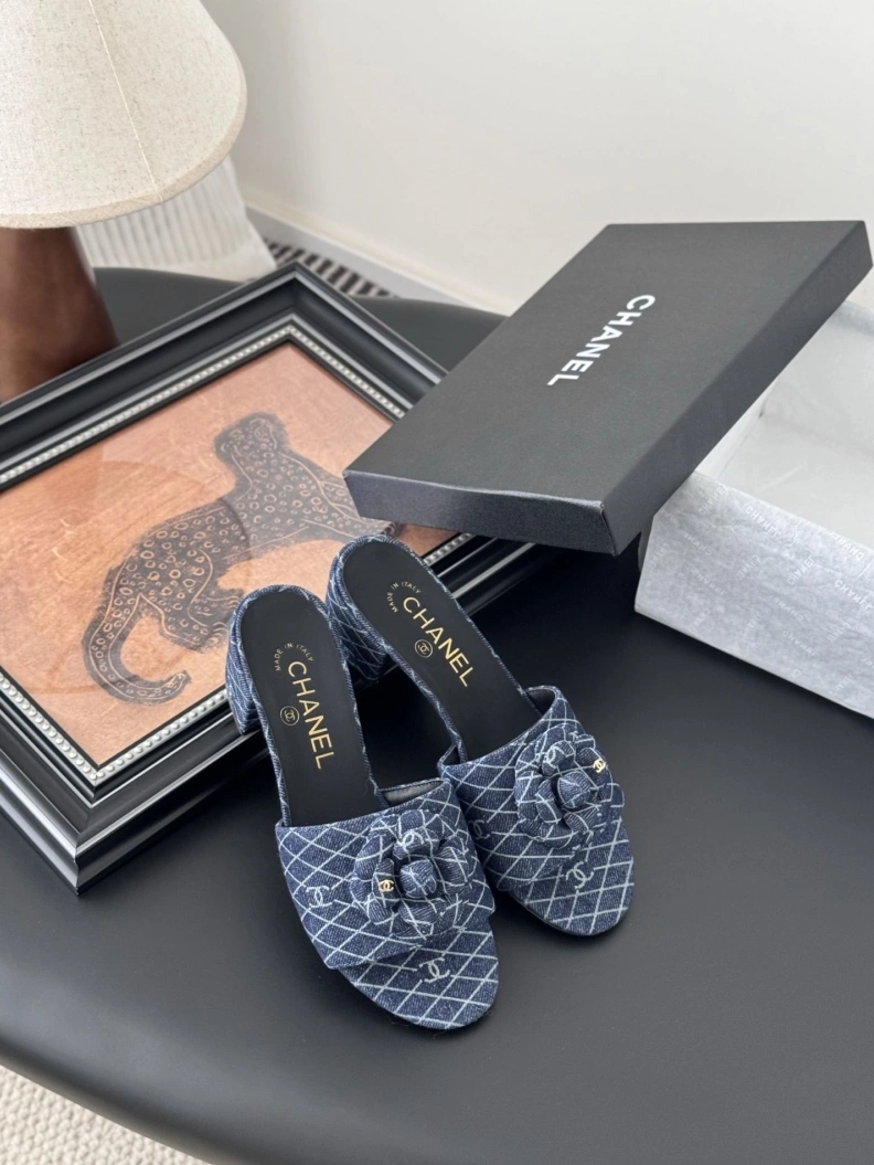 Vibrant Chxnxl Slippers 118877