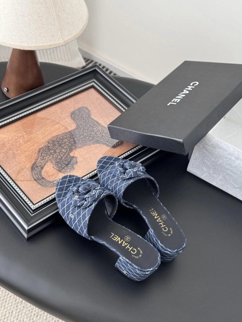 Vibrant Chxnxl Slippers 118877