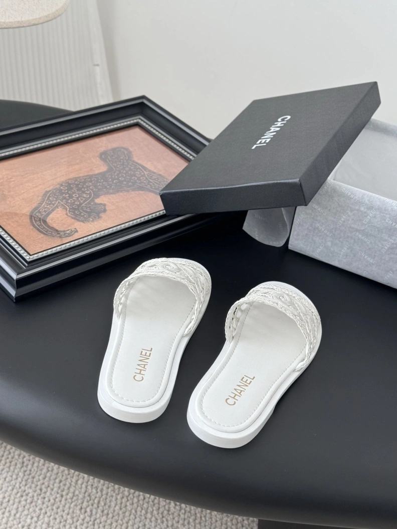 Classic Chxnxl Slippers 118873