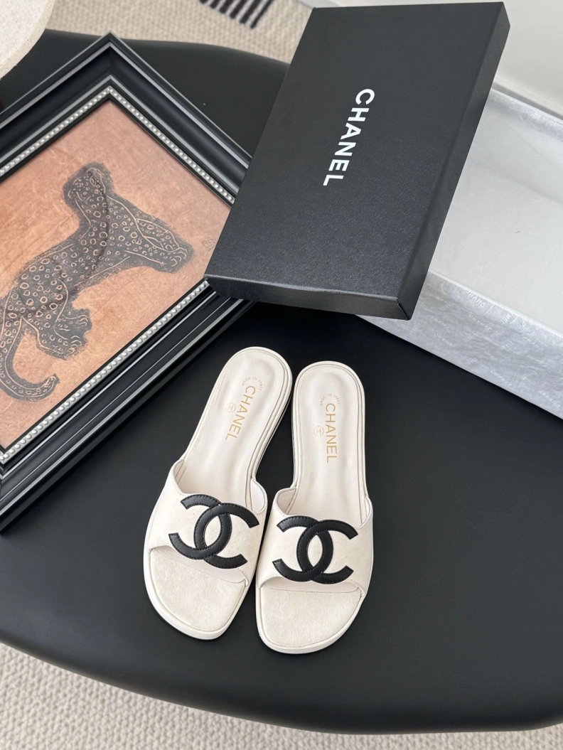 Classic Chxnxl Slippers 118866