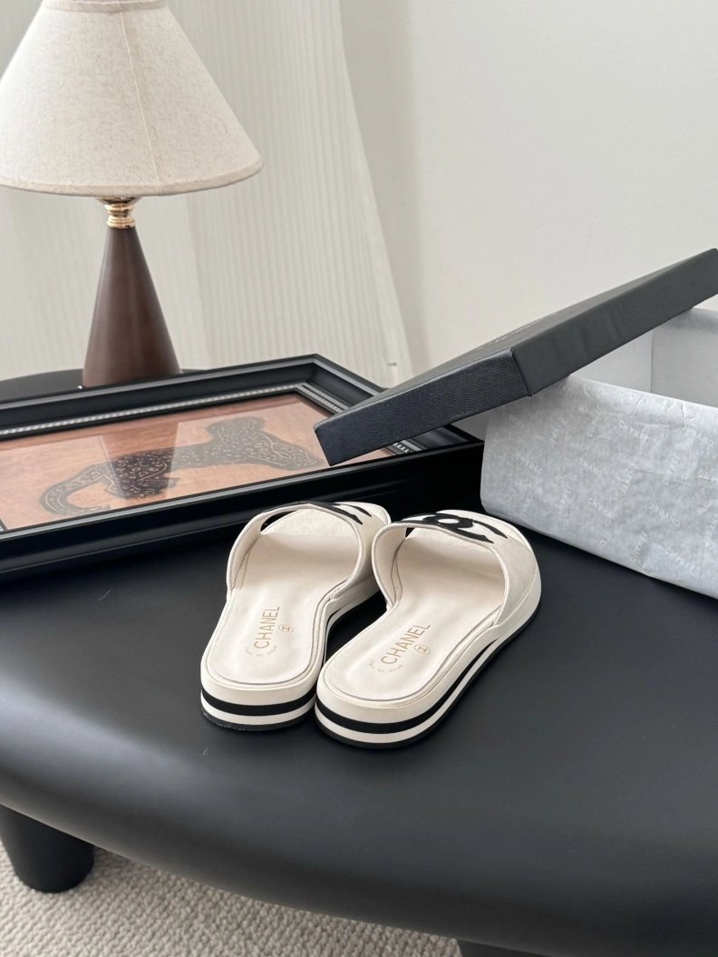 Classic Chxnxl Slippers 118866