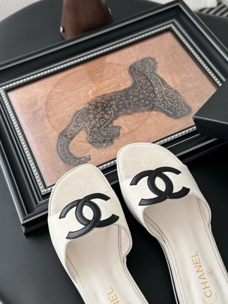 Classic Chxnxl Slippers 118866