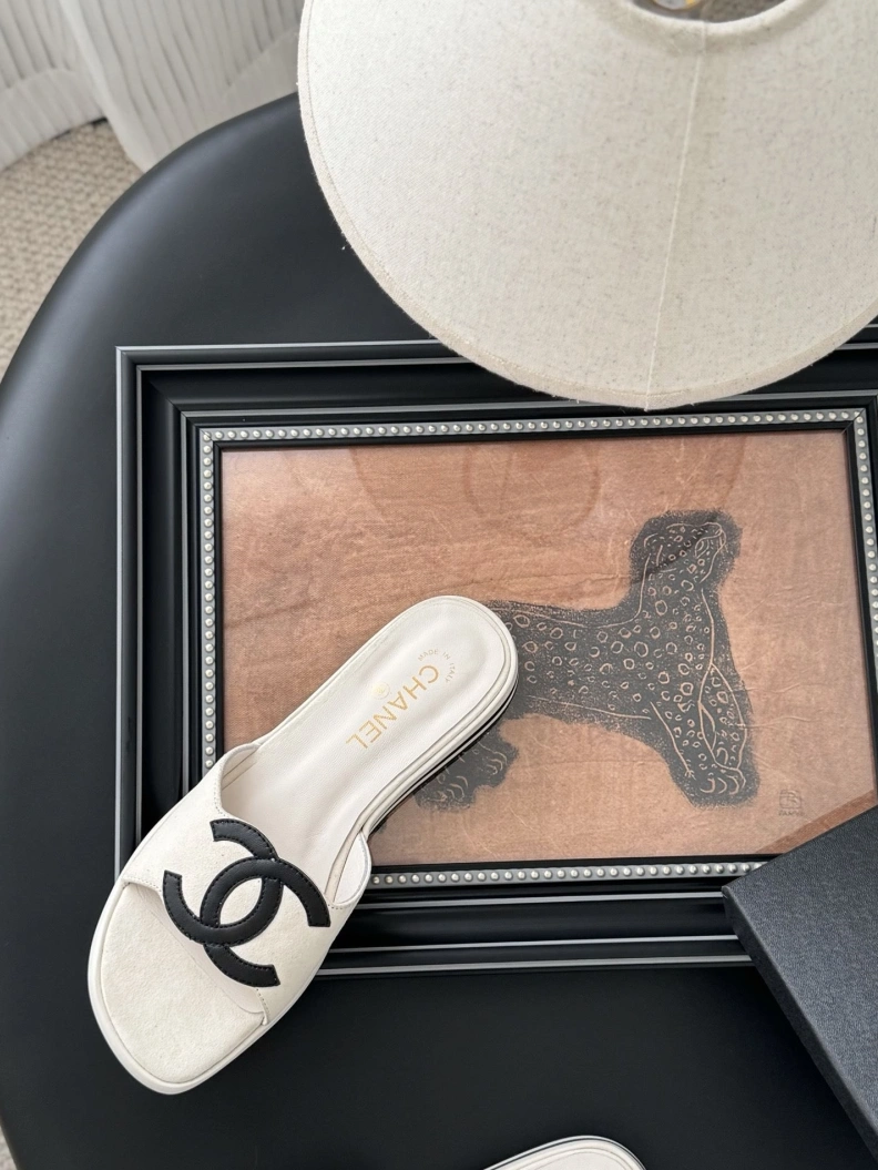 Classic Chxnxl Slippers 118866
