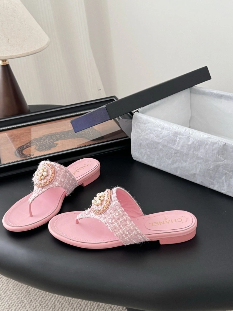 Sleek Chxnxl Slippers 118858