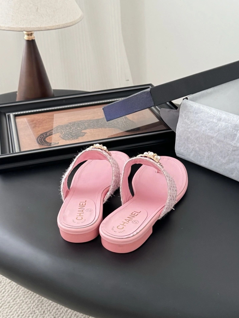 Sleek Chxnxl Slippers 118858