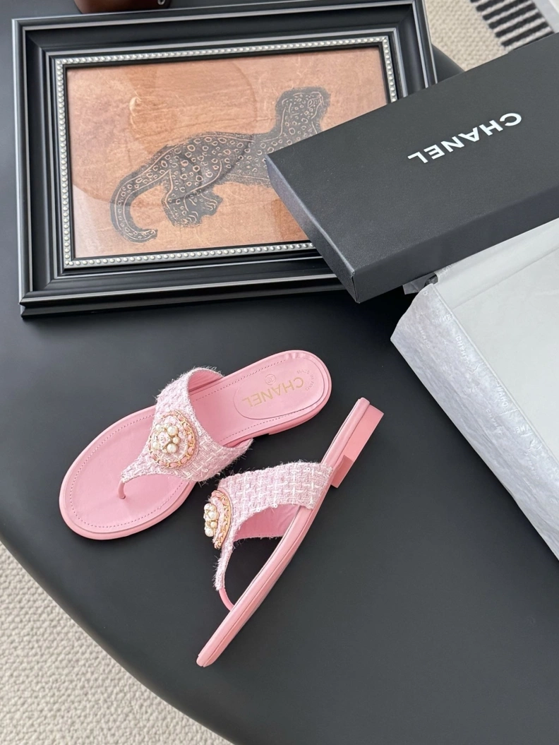 Sleek Chxnxl Slippers 118858