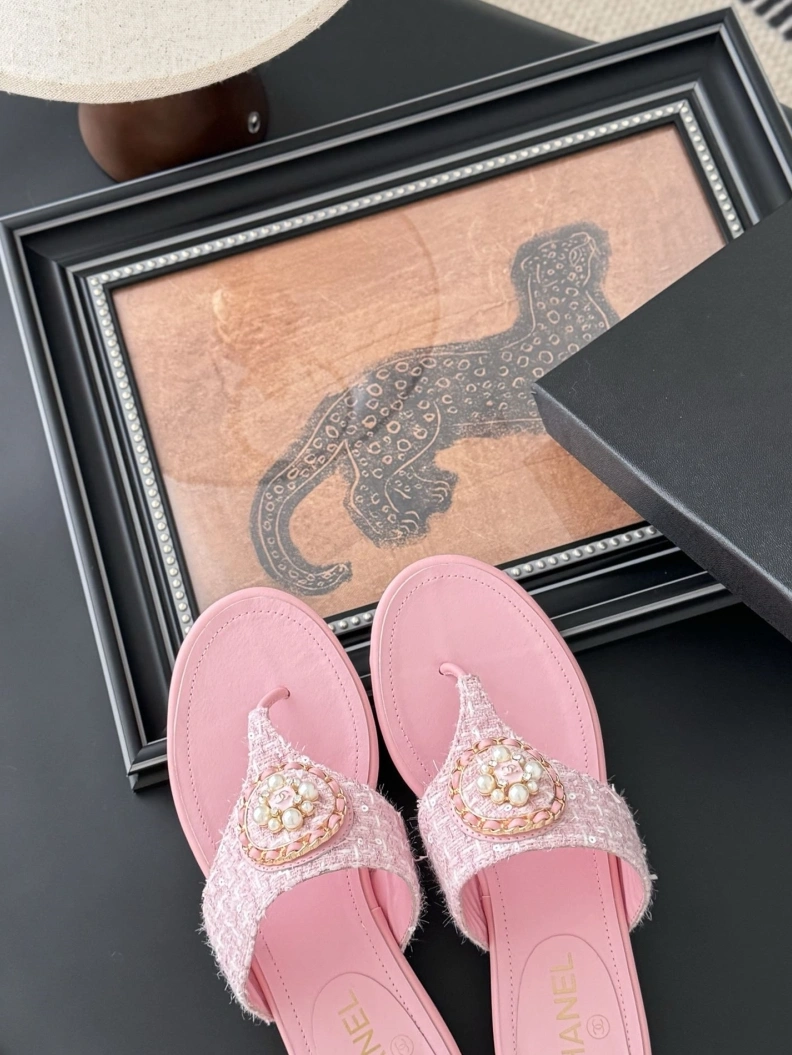 Sleek Chxnxl Slippers 118858
