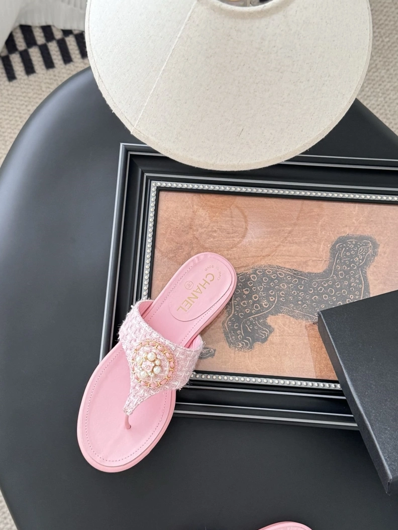 Sleek Chxnxl Slippers 118858