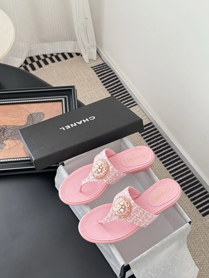 Sleek Chxnxl Slippers 118858