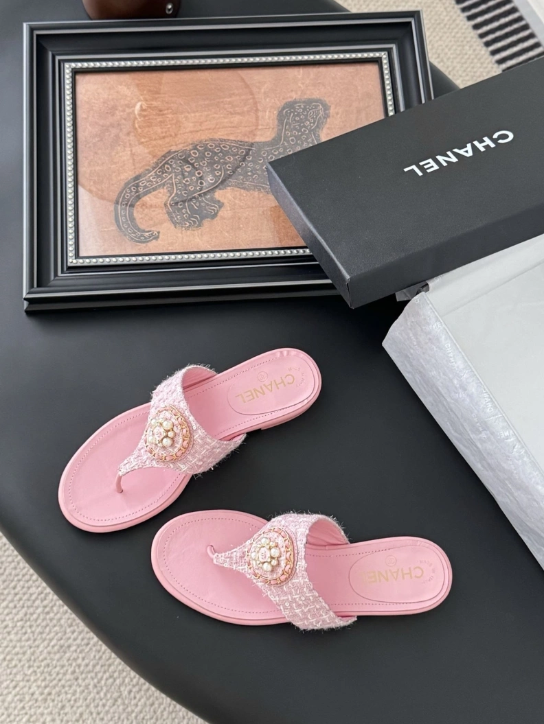 Sleek Chxnxl Slippers 118858