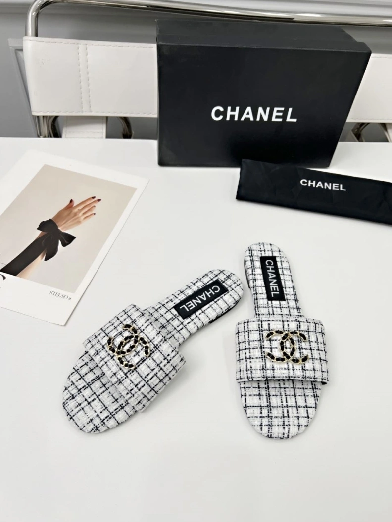 EyeCatching Chxnxl Slippers 118852