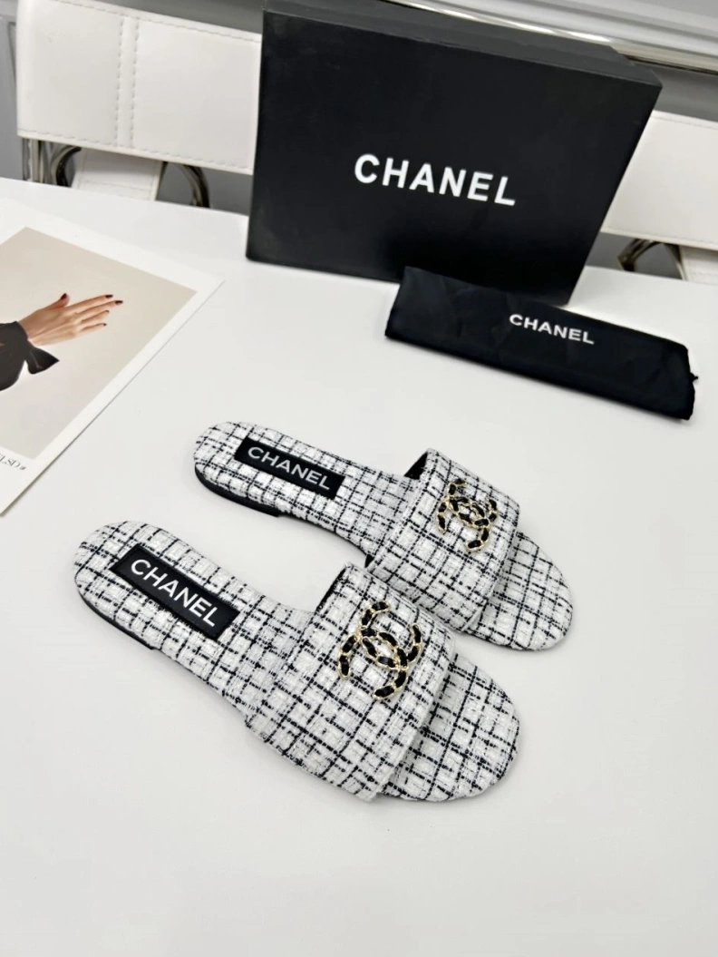 EyeCatching Chxnxl Slippers 118852