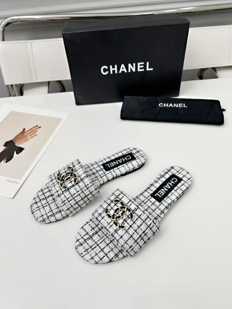 EyeCatching Chxnxl Slippers 118852