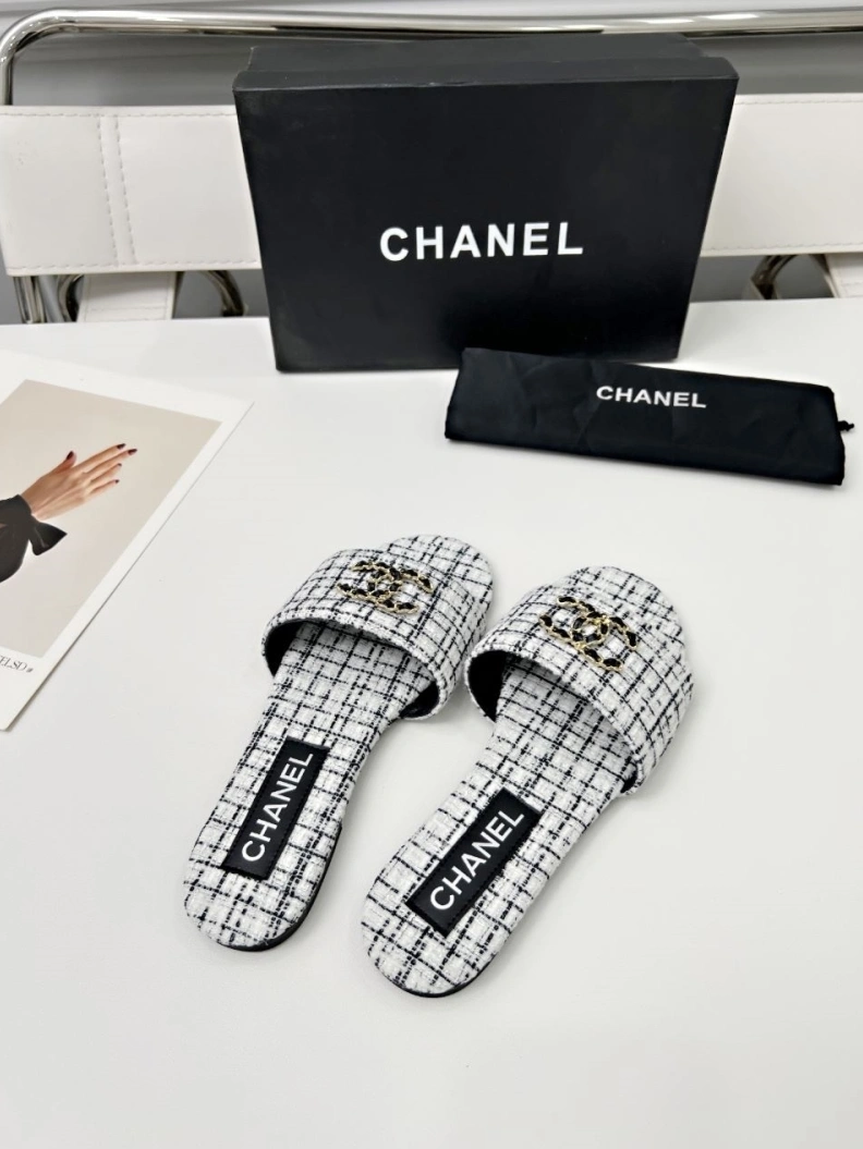 EyeCatching Chxnxl Slippers 118852