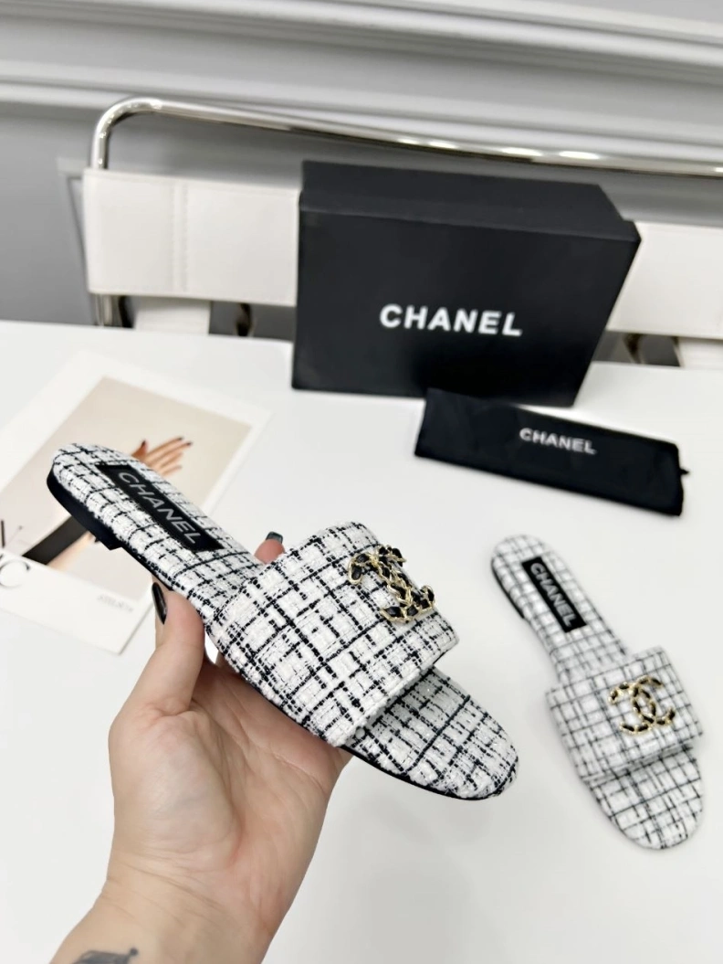 EyeCatching Chxnxl Slippers 118852
