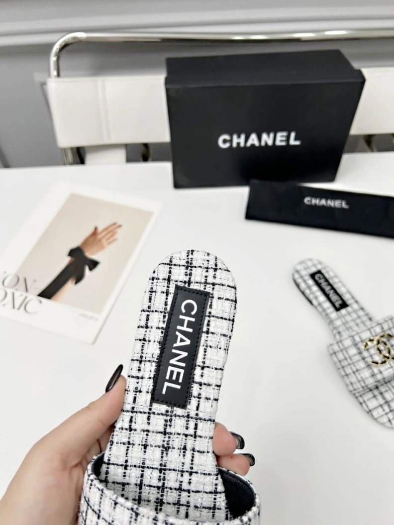 EyeCatching Chxnxl Slippers 118852
