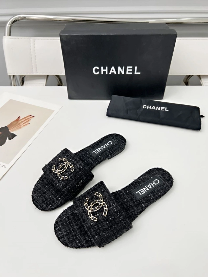 Durable Chxnxl Slippers 118851