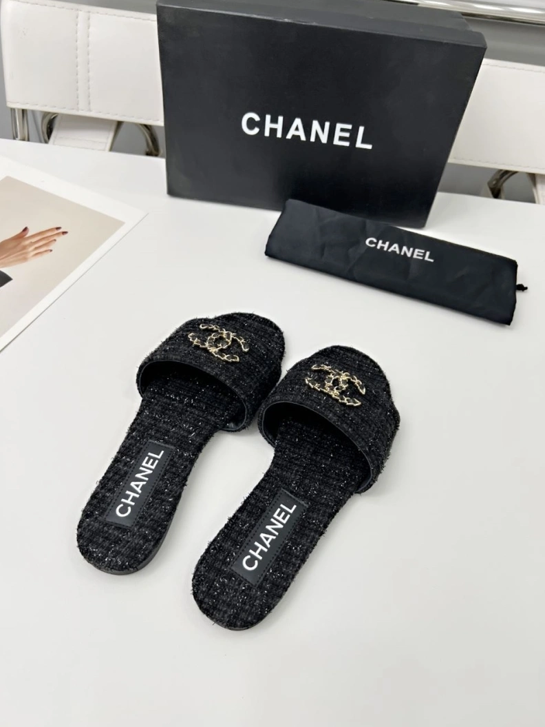 Durable Chxnxl Slippers 118851