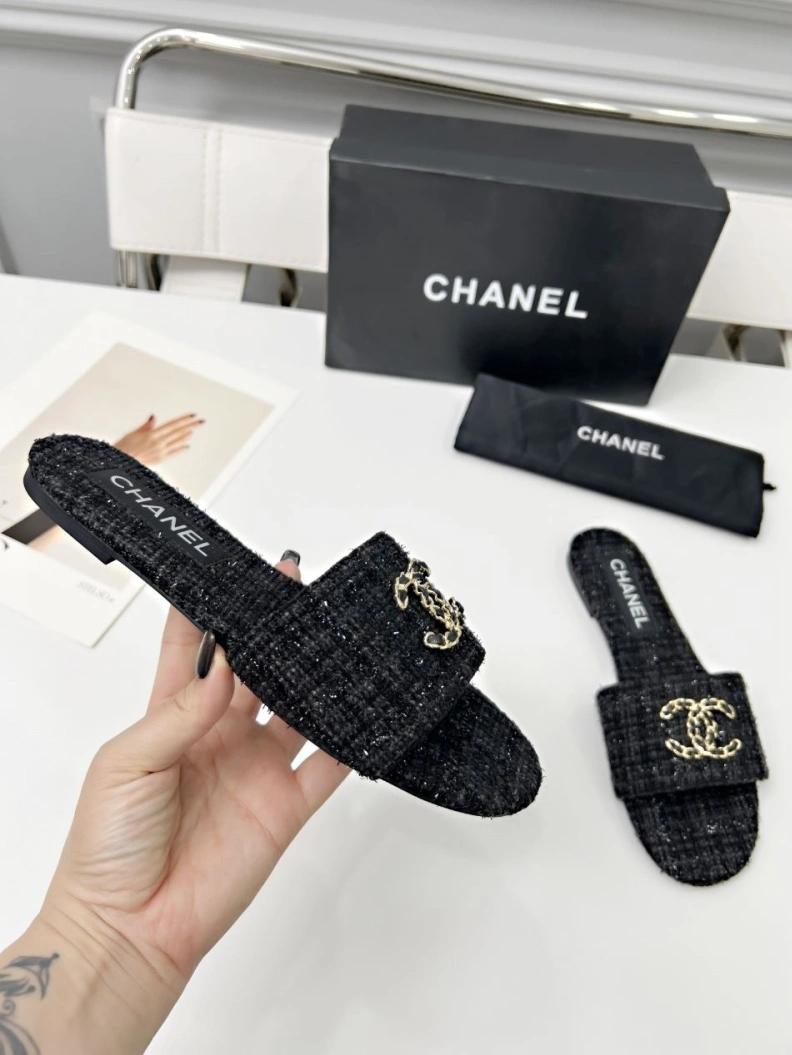 Durable Chxnxl Slippers 118851