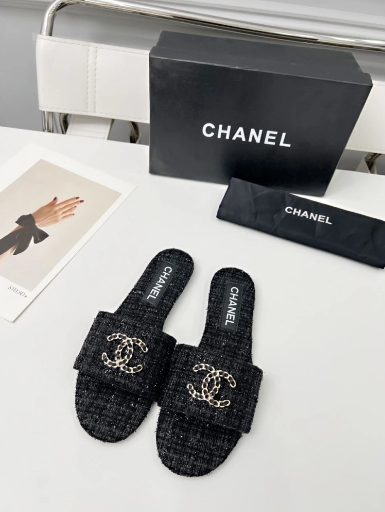 Durable Chxnxl Slippers 118851