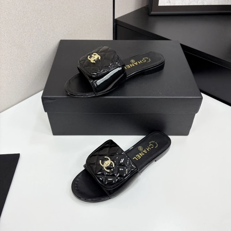 Bold Chxnxl Slippers 118841