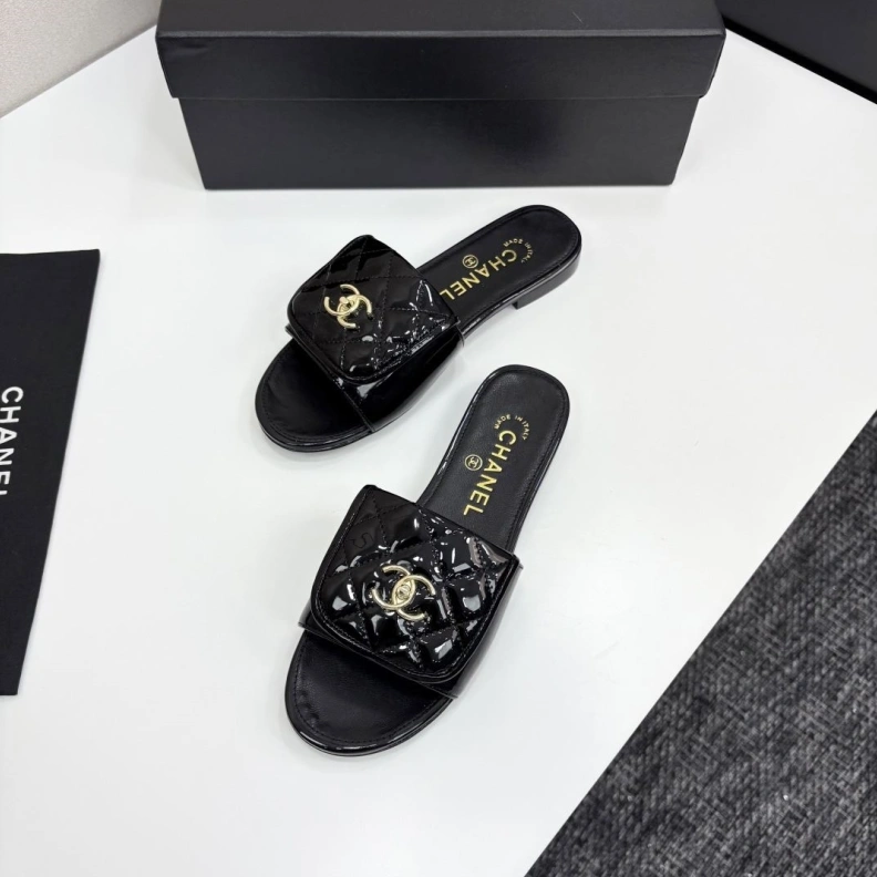 Bold Chxnxl Slippers 118841