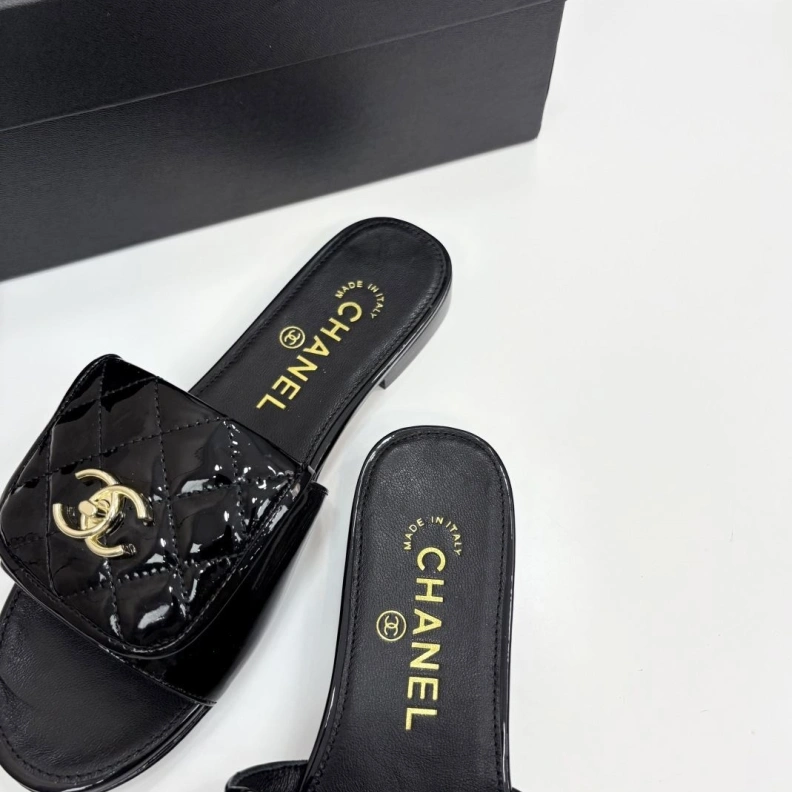 Bold Chxnxl Slippers 118841